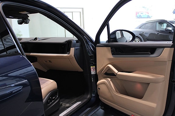 Porsche Cayenne 5 of 5