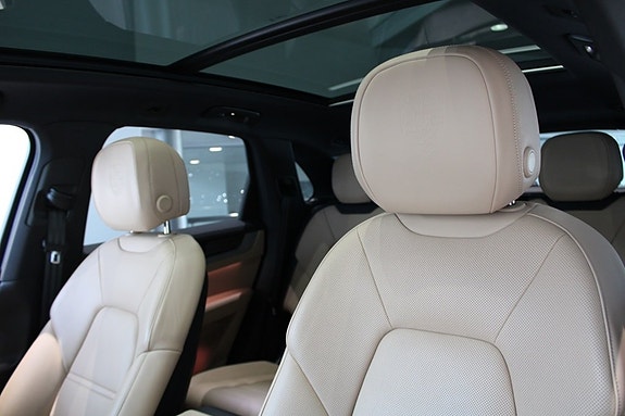 Porsche Cayenne 4 of 5