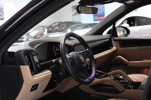 Porsche Cayenne 3 of 5