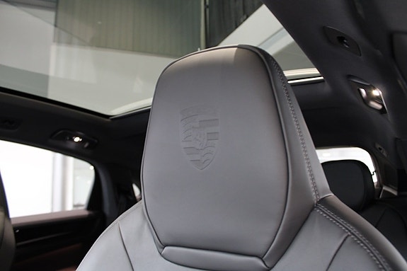 Porsche Cayenne 15 of 21