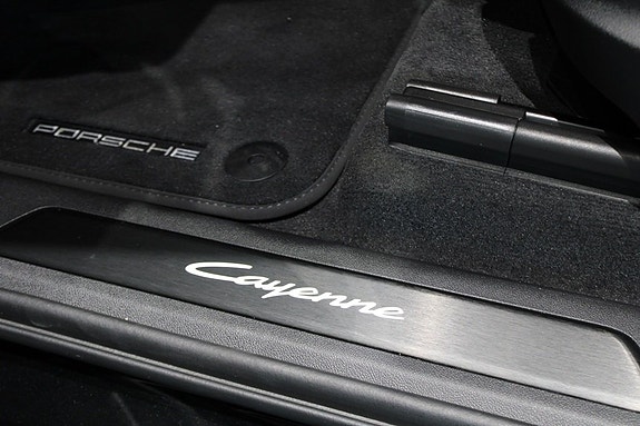 Porsche Cayenne 12 of 21