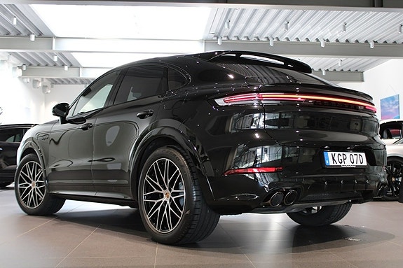 Porsche Cayenne 2 of 5