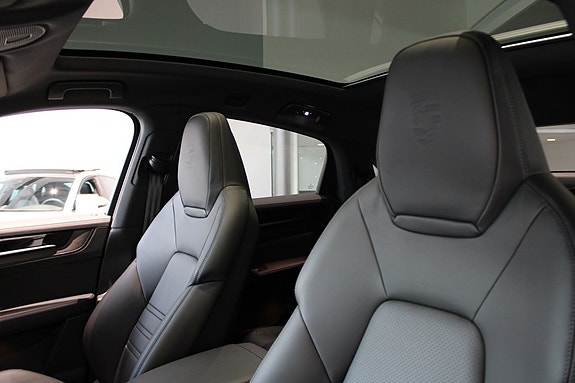 Porsche Cayenne 4 of 5