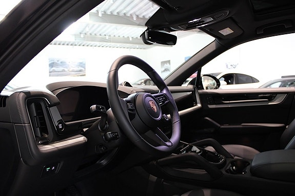 Porsche Cayenne 3 of 5