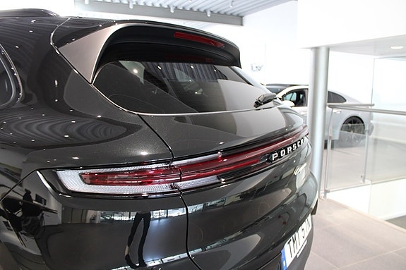 Porsche Cayenne 11 of 18
