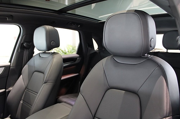 Porsche Cayenne 4 of 5