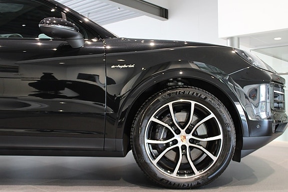 Porsche Cayenne 10 of 18