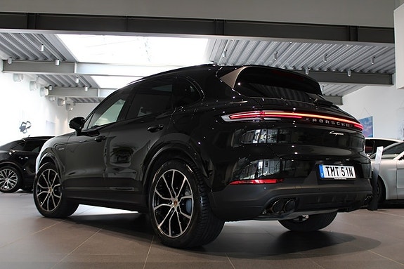 Porsche Cayenne 2 of 5