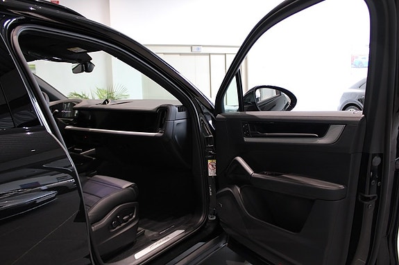 Porsche Cayenne 5 of 5