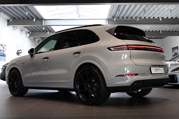 Porsche Cayenne 2 of 5