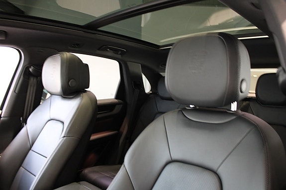 Porsche Cayenne 4 of 5
