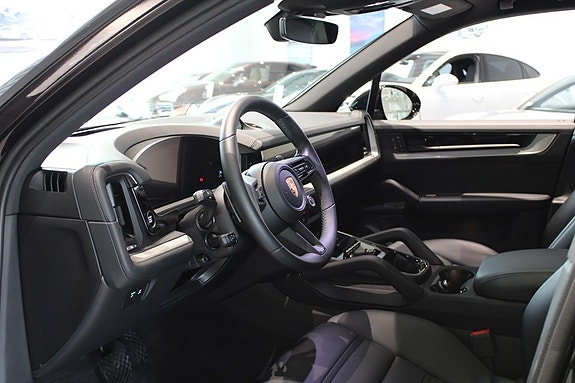 Porsche Cayenne 3 of 5