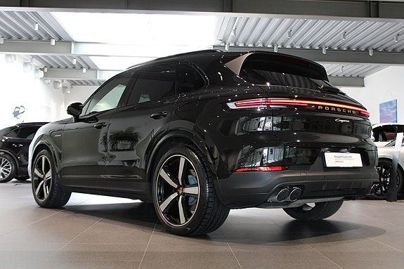 Porsche Cayenne 2 of 5