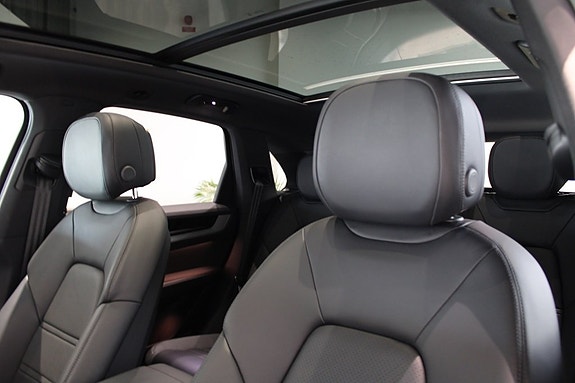 Porsche Cayenne 9 of 19