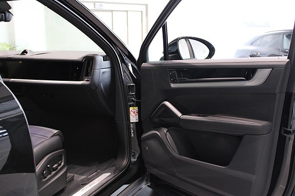 Porsche Cayenne 5 of 5