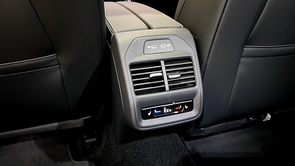 Volkswagen Passat 19 of 25