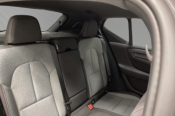 Volvo XC40 11 of 15