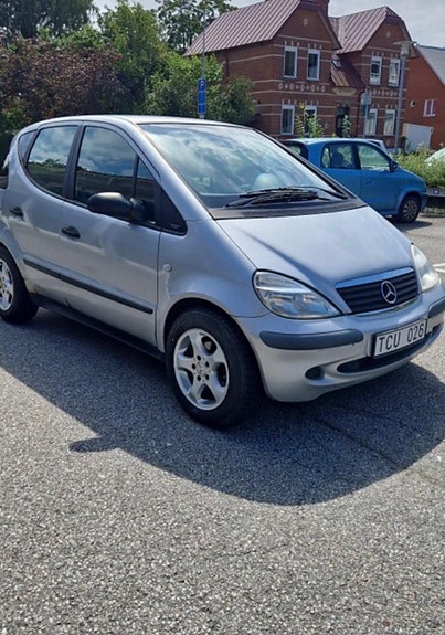 Mercedes-Benz A160 2 of 4