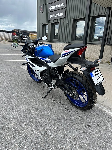 Suzuki GSX -R 125 3 of 4