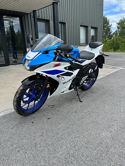 Suzuki GSX -R 125 2 of 4