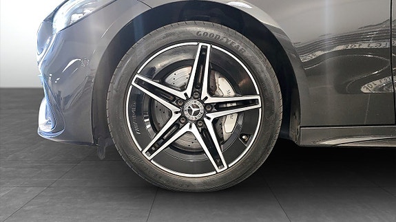 Mercedes-Benz C300 9 of 17