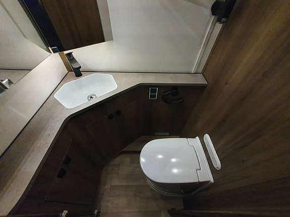 Kabe Imperial Travel Master Intergrated 860 LGB 12 of 21
