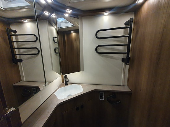Kabe Imperial Travel Master Intergrated 860 LGB 13 of 21
