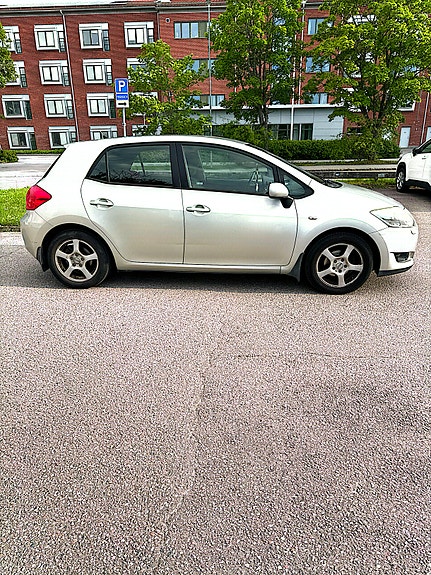 Toyota Auris 2 of 5