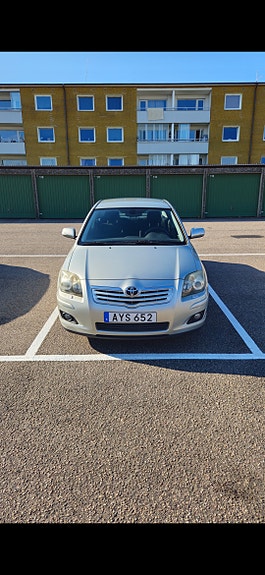 Toyota Avensis 2 of 8