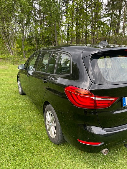 BMW 218d 4 of 8