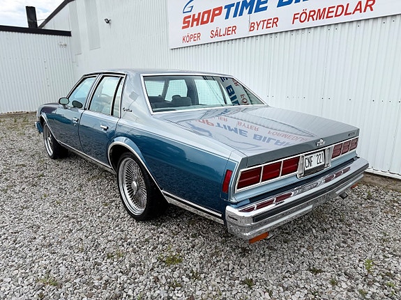 Chevrolet Caprice 3 of 5