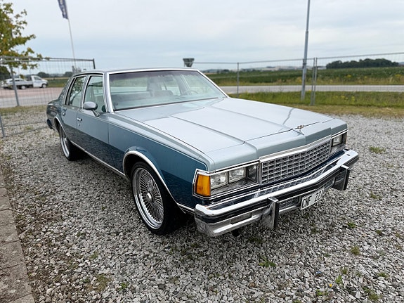 Chevrolet Caprice 2 of 5