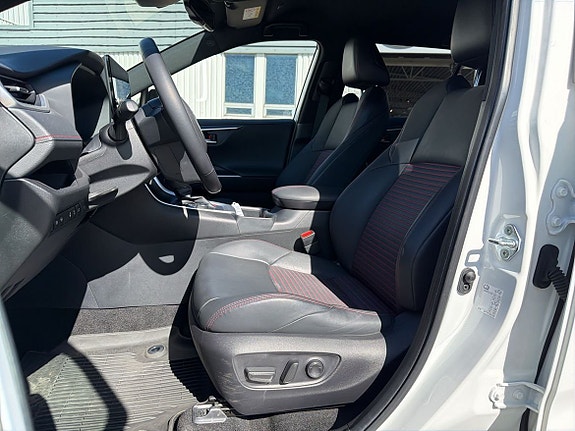Toyota RAV4 Plug-in Hybrid 19 of 26