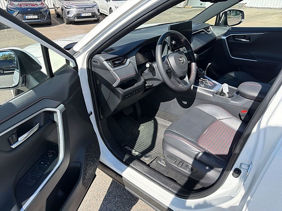 Toyota RAV4 Plug-in Hybrid 18 of 26