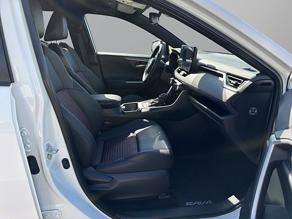 Toyota RAV4 Plug-in Hybrid 8 of 26