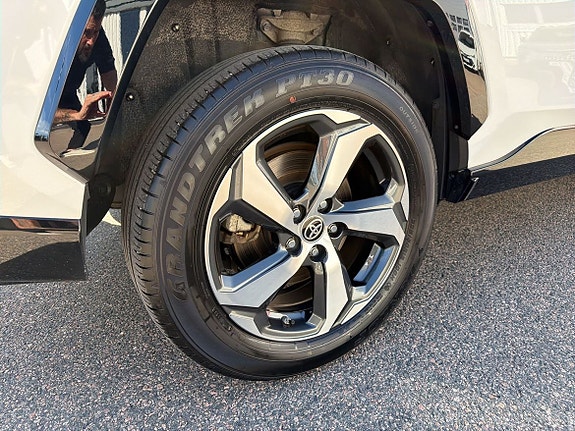 Toyota RAV4 Plug-in Hybrid 14 of 26