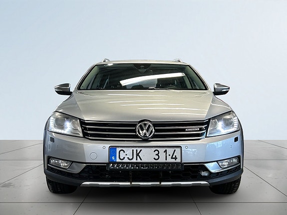 Volkswagen Passat Alltrack 2 of 5