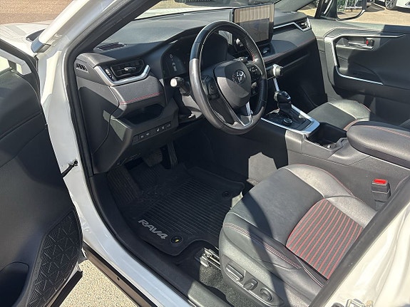 Toyota RAV4 Plug-in Hybrid 17 of 24