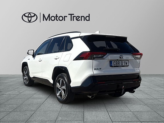 Toyota RAV4 Plug-in Hybrid 2 of 5