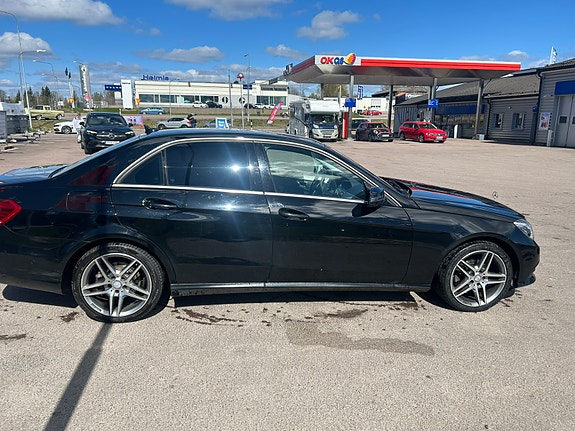 Mercedes-Benz E220 2 of 4