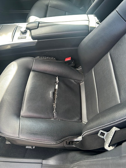 Mercedes-Benz E220 3 of 4