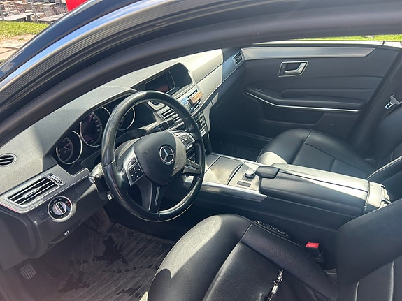 Mercedes-Benz E220 4 of 4