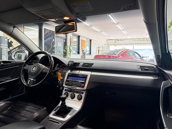 Volkswagen Passat 14 of 25