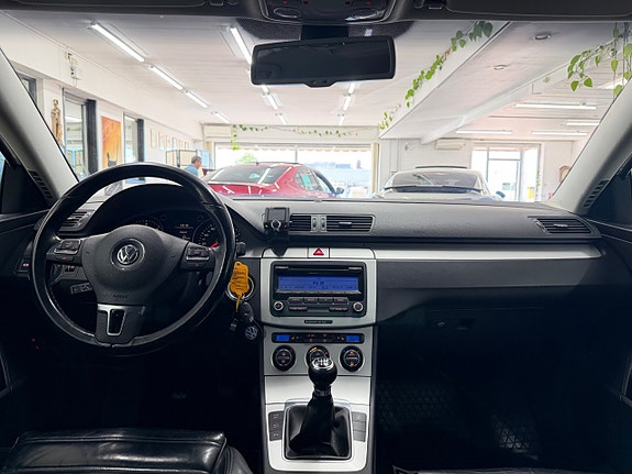 Volkswagen Passat 16 of 25