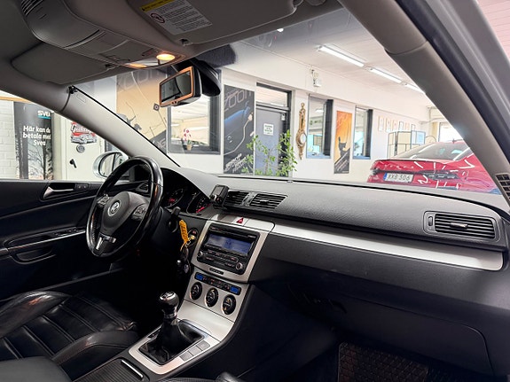 Volkswagen Passat 12 of 25