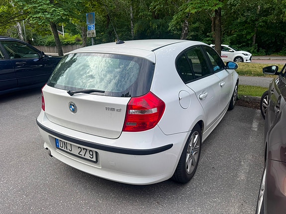 BMW 118d 4 of 5