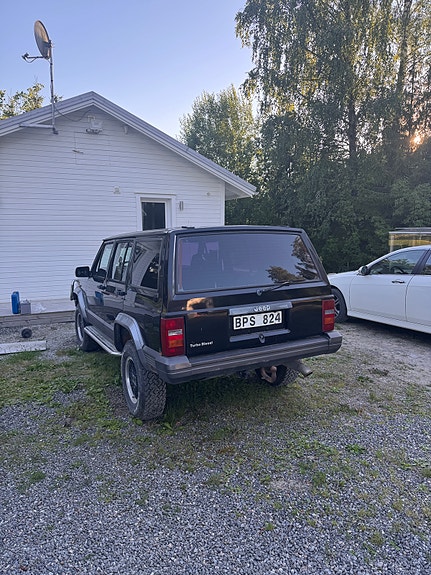 Jeep Cherokee 3 of 5