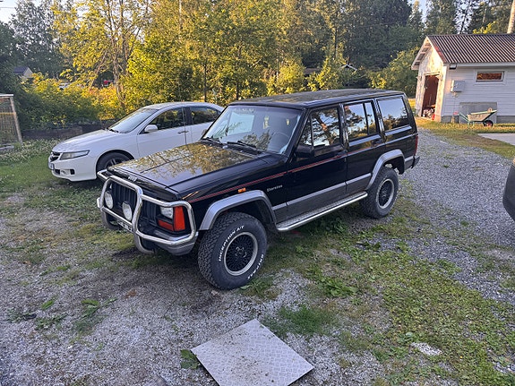 Jeep Cherokee 4 of 5