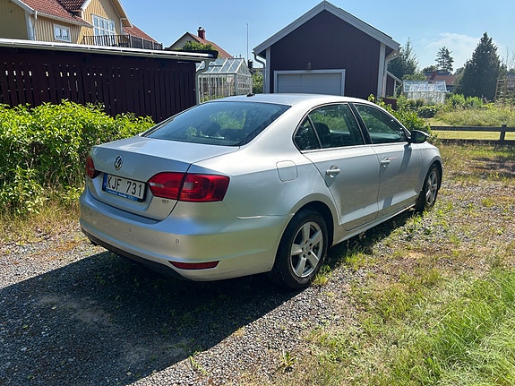 Volkswagen Jetta 2 of 5