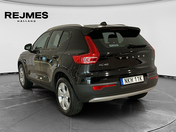 Volvo XC40 2 of 5